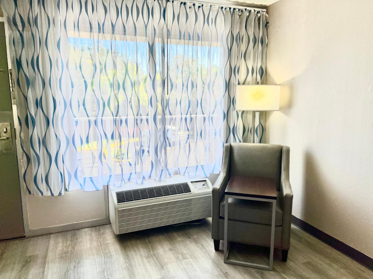 1 Queen Bed, Mobility Accessible Room, Pet-Friendly, Non-Smoking at Days Inn by Wyndham Melbourne