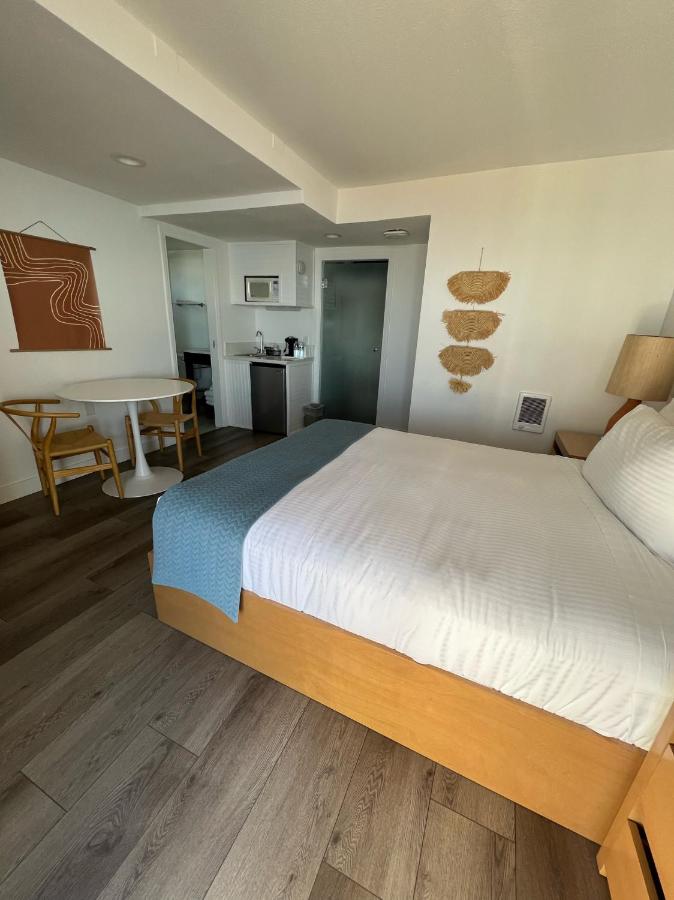Queen Room with Ocean View at Capri Laguna on the Beach