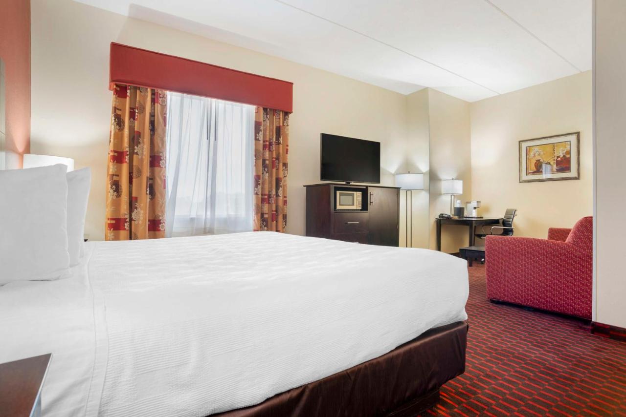 King Suite with Spa Bath at Best Western Plus Flowood Inn & Suites