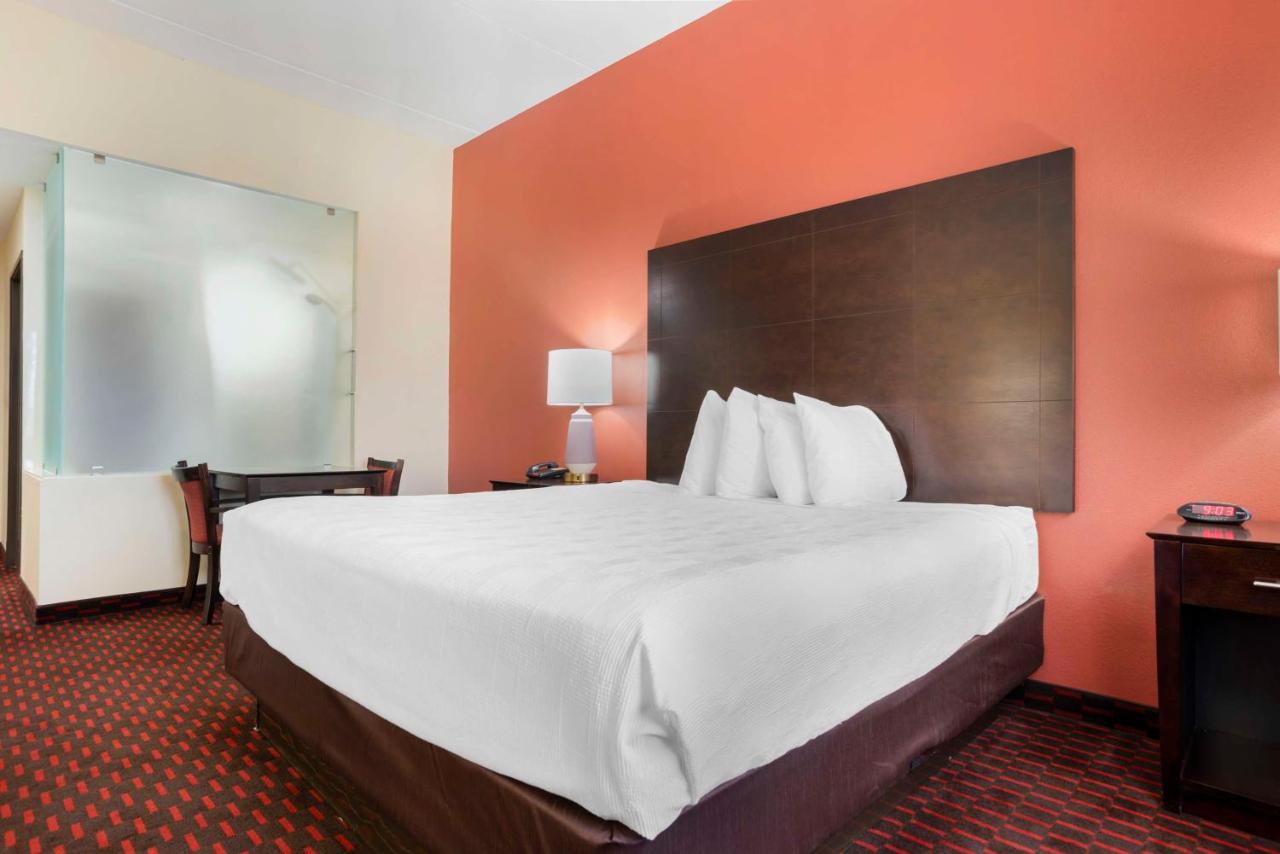 King Suite with Spa Bath at Best Western Plus Flowood Inn & Suites