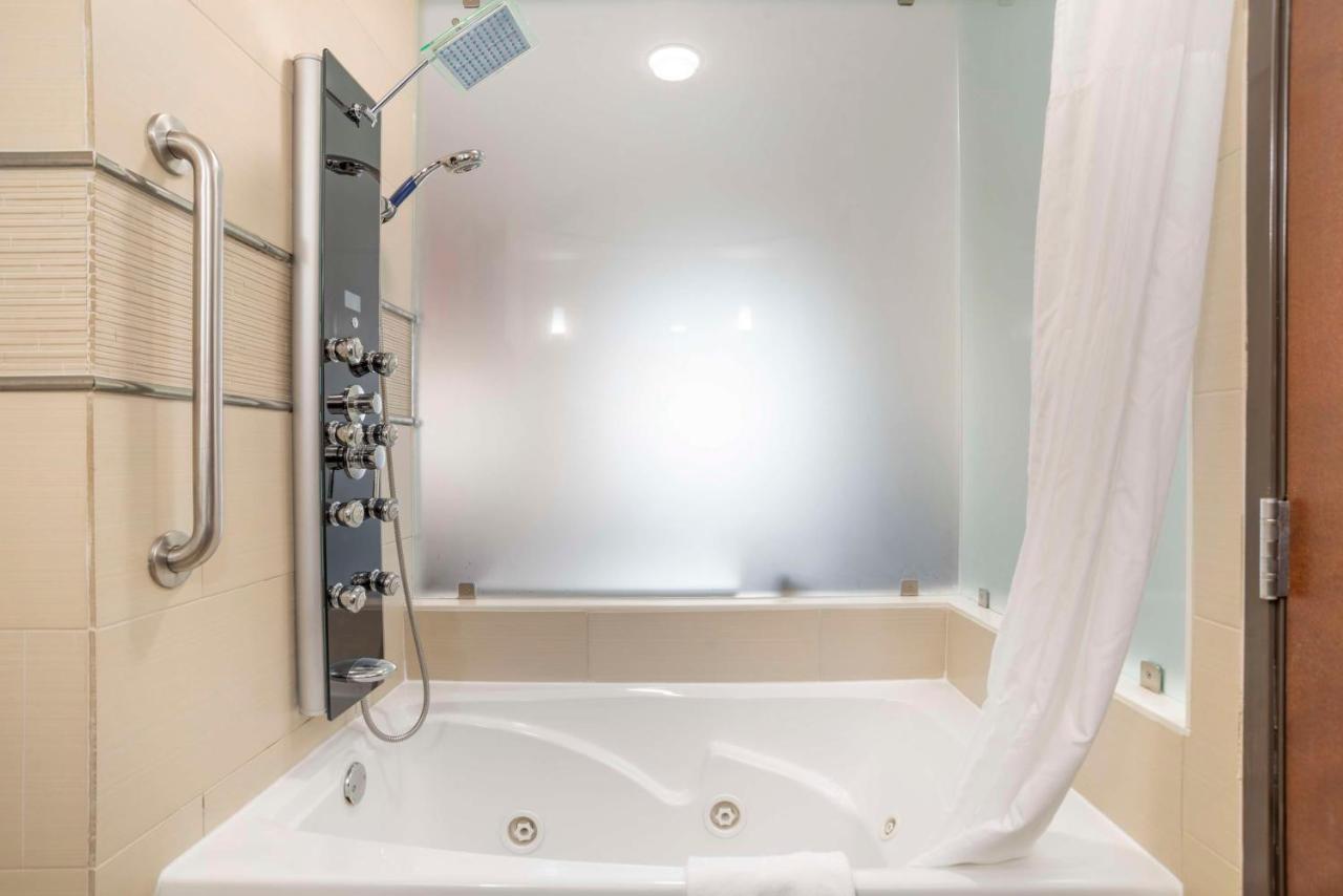 King Suite with Spa Bath at Best Western Plus Flowood Inn & Suites