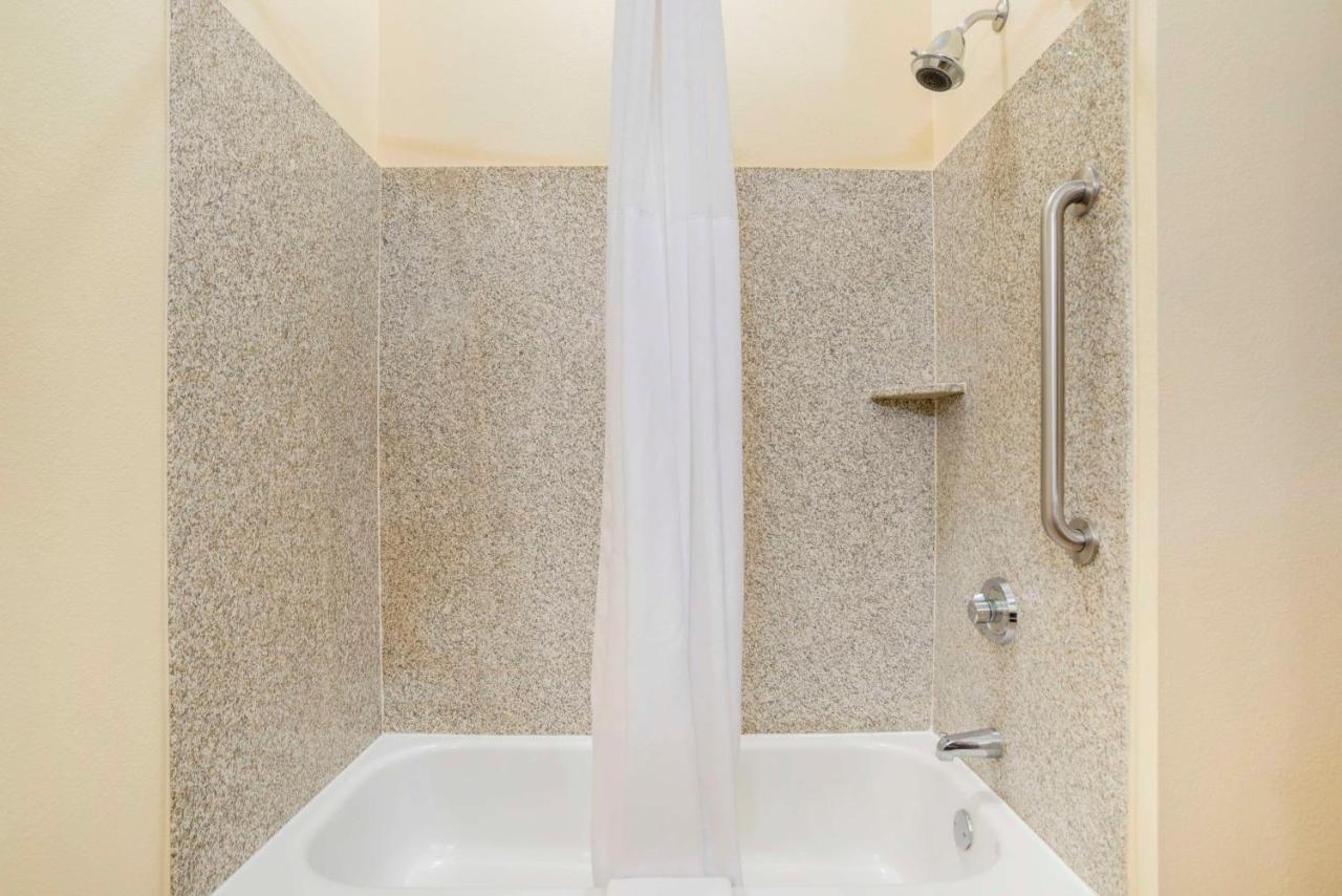 King Suite with Spa Bath at Best Western Plus Flowood Inn & Suites