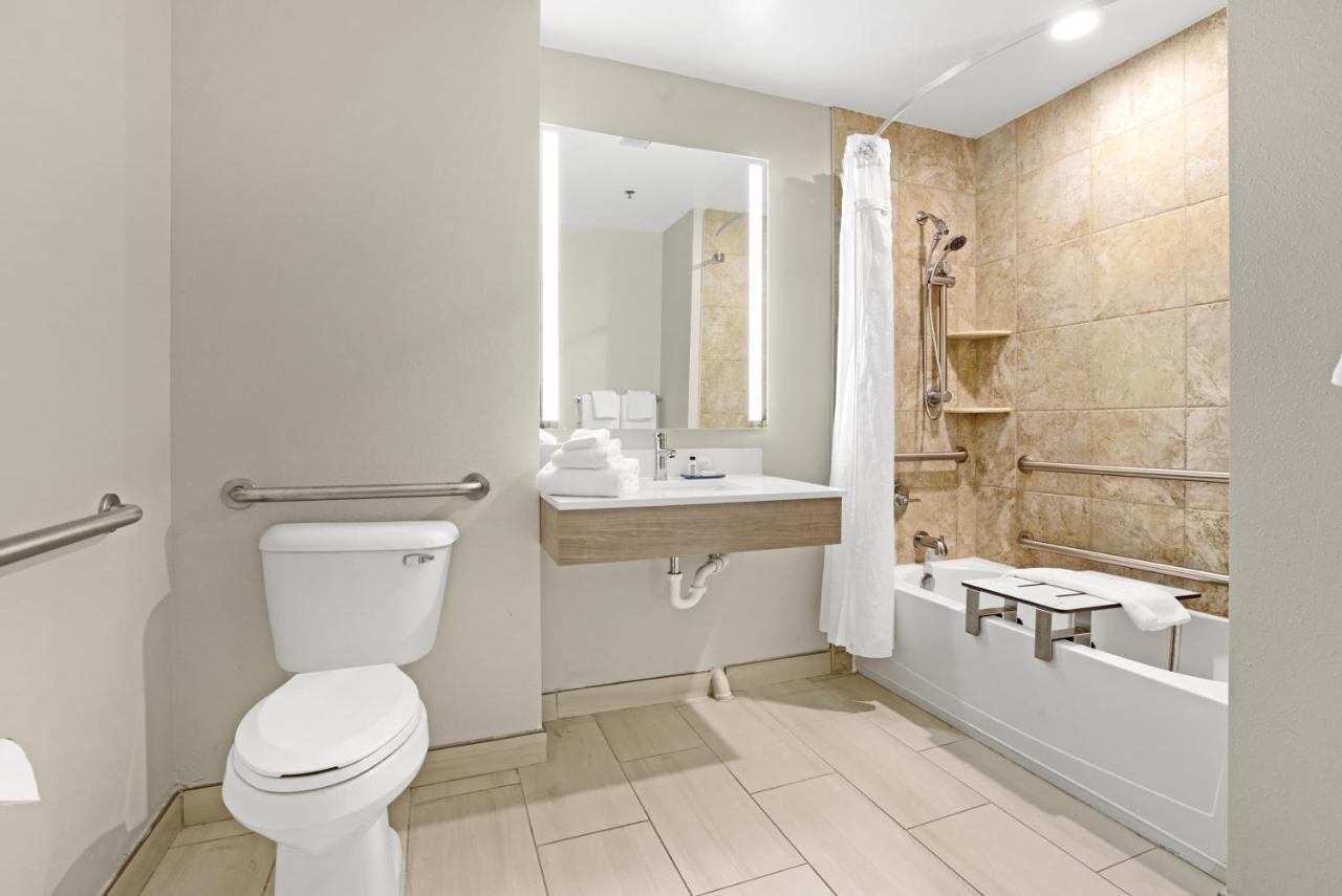 King Room with Partial Ocean View and Tub - Mobility Accessible/Non-Smoking at Holiday Inn Express Gulfport Beach by IHG