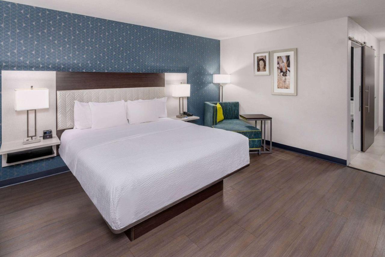 King Room with LImited View - Mobility Access/Non-Smoking at La Quinta Inn & Suites by Wyndham Santa Rosa