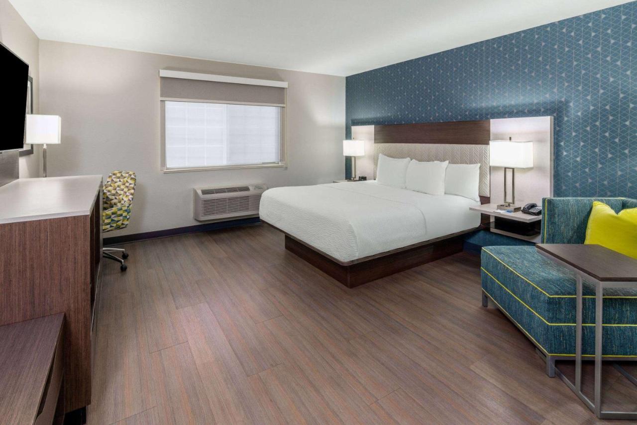 King Room with LImited View - Mobility Access/Non-Smoking at La Quinta Inn & Suites by Wyndham Santa Rosa