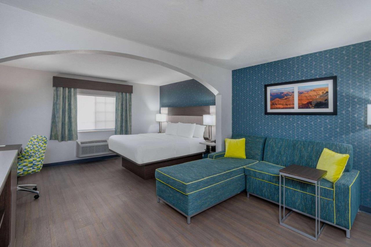 1 King Bed, Deluxe Studio Suite, Limited View, Non-Smoking at La Quinta Inn & Suites by Wyndham Santa Rosa