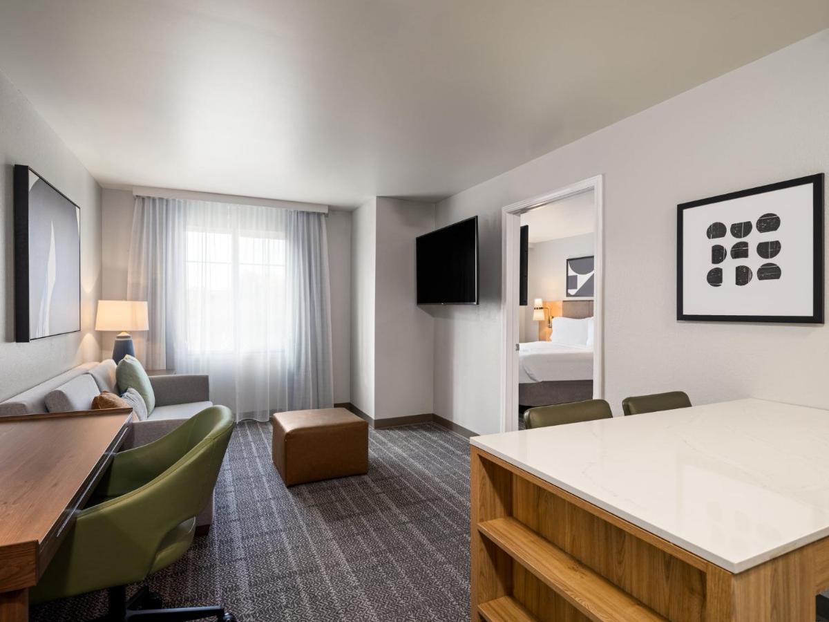 Queen Room with Roll-In Shower - Disability Access at Staybridge Suites Rochester University by IHG