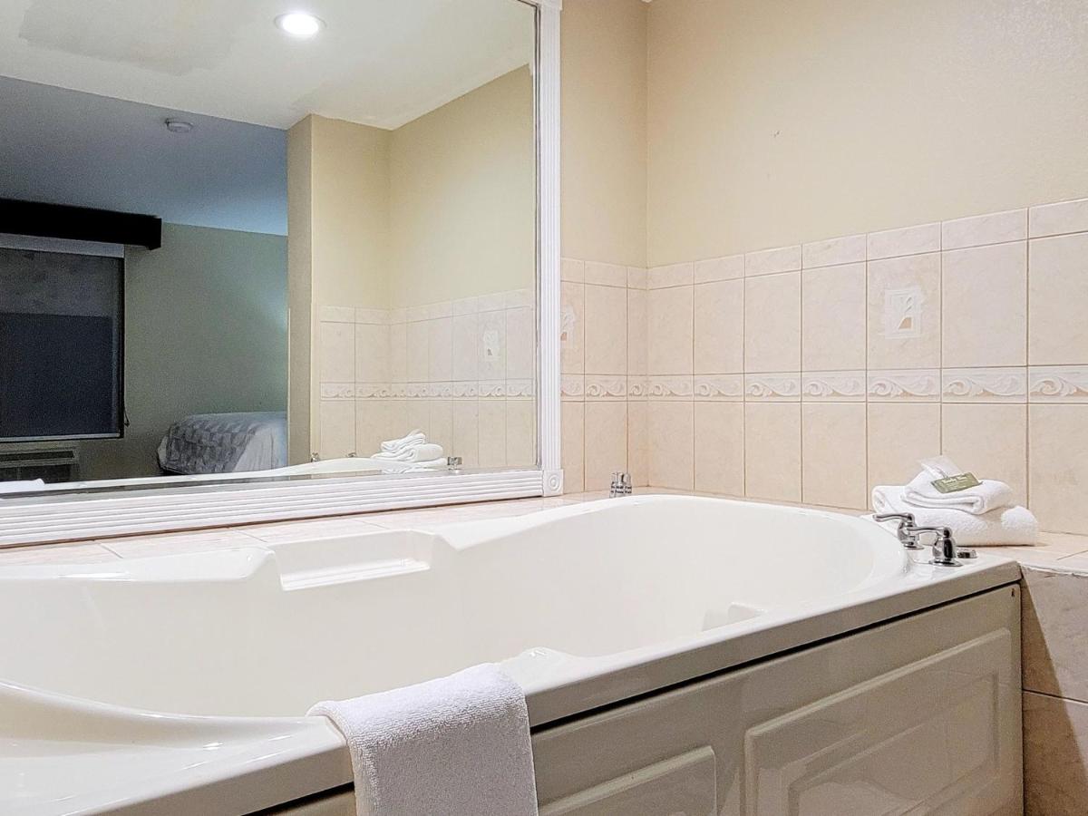 King Suite with Jacuzzi - Non-Smoking at Holiday Inn Belcamp - Aberdeen Area, an IHG Hotel