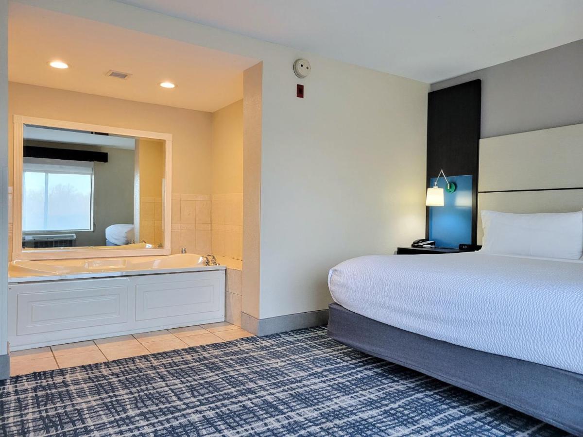King Suite with Jacuzzi - Non-Smoking at Holiday Inn Belcamp - Aberdeen Area, an IHG Hotel