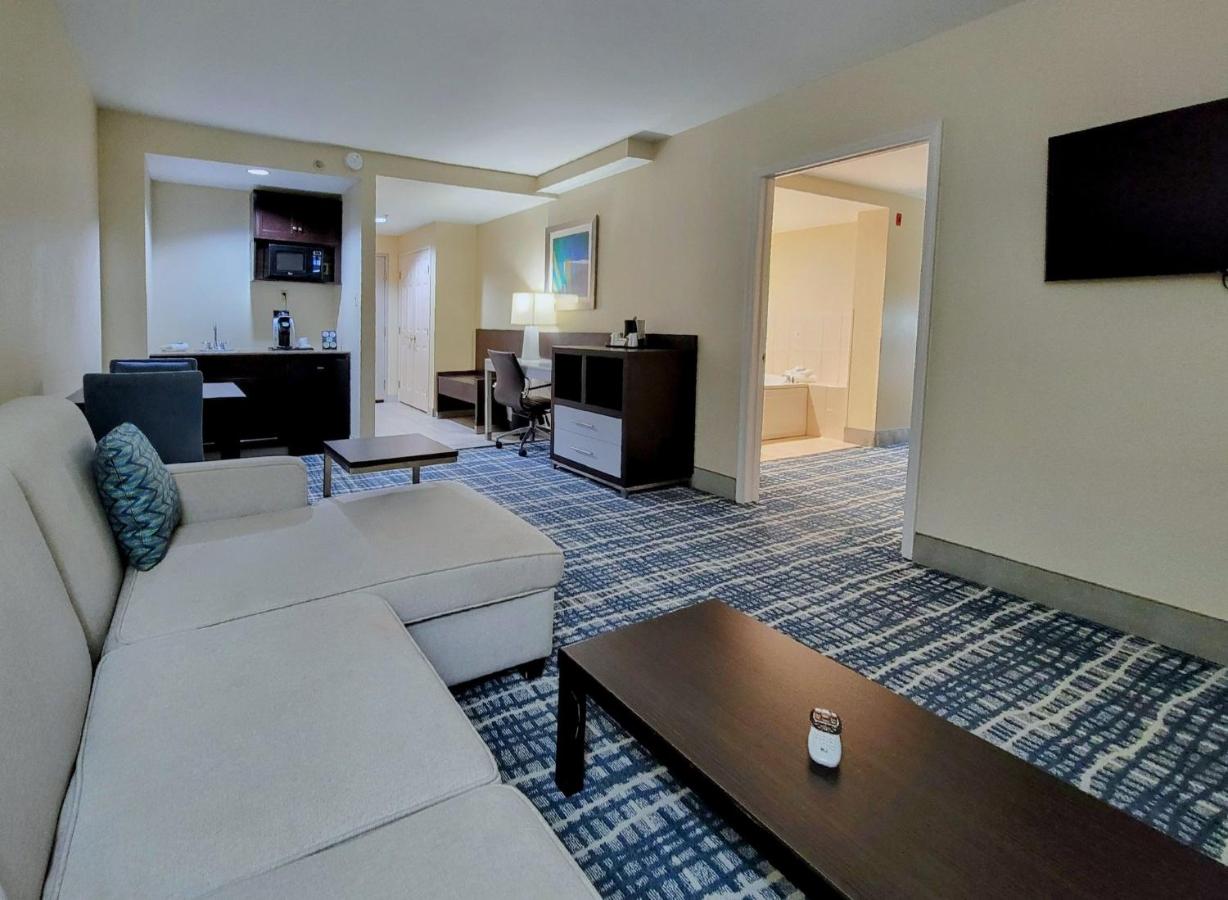 King Suite with Jacuzzi - Non-Smoking at Holiday Inn Belcamp - Aberdeen Area, an IHG Hotel