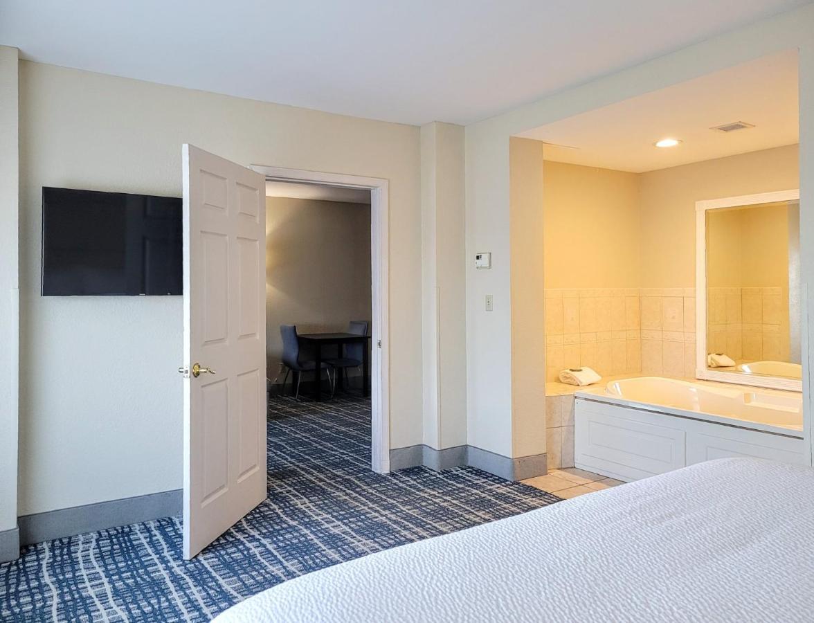King Suite with Jacuzzi - Non-Smoking at Holiday Inn Belcamp - Aberdeen Area, an IHG Hotel