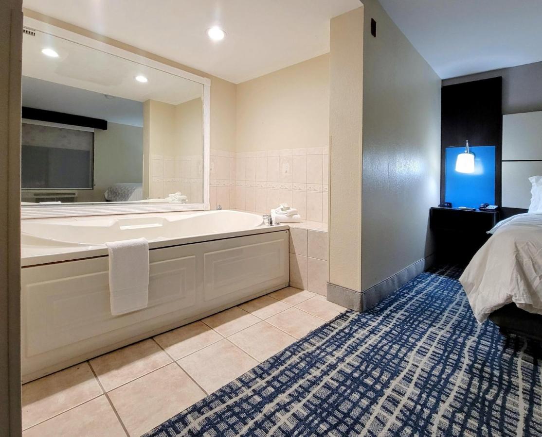 King Suite with Jacuzzi - Non-Smoking at Holiday Inn Belcamp - Aberdeen Area, an IHG Hotel