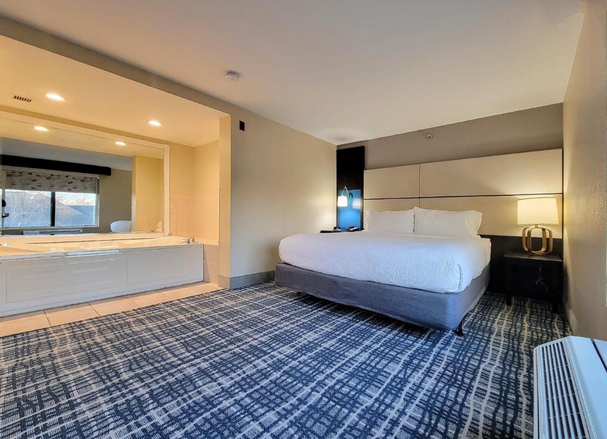 King Suite with Jacuzzi - Non-Smoking at Holiday Inn Belcamp - Aberdeen Area, an IHG Hotel