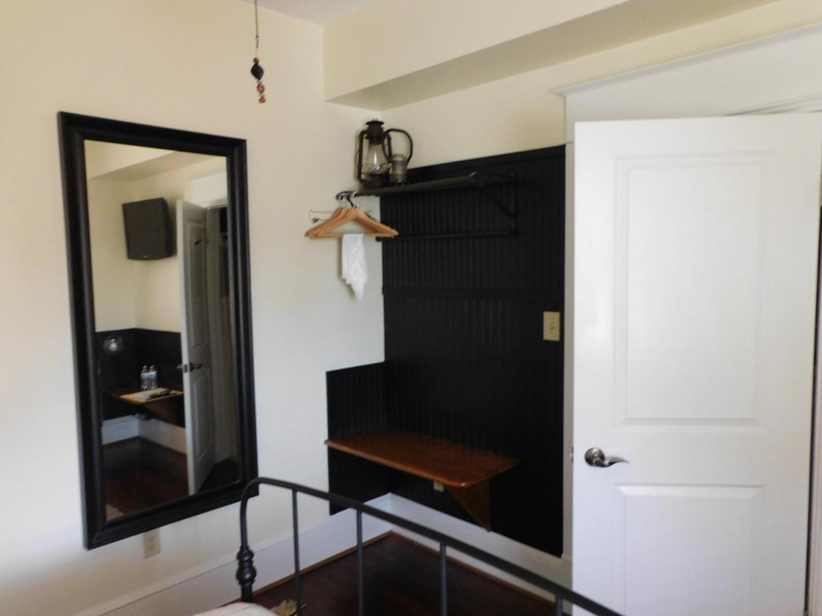 | Black Lantern Inn
