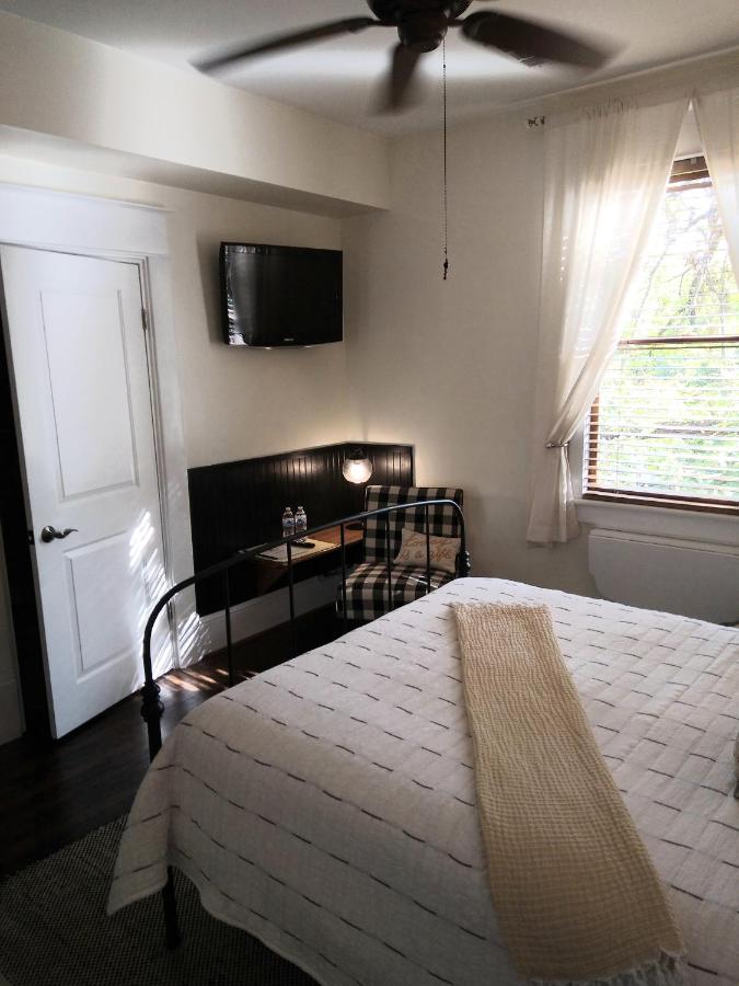 | Black Lantern Inn