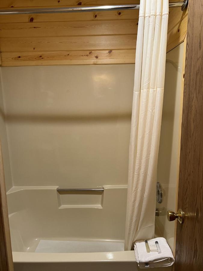 Single Room at Waterfront Inn - Mackinaw City