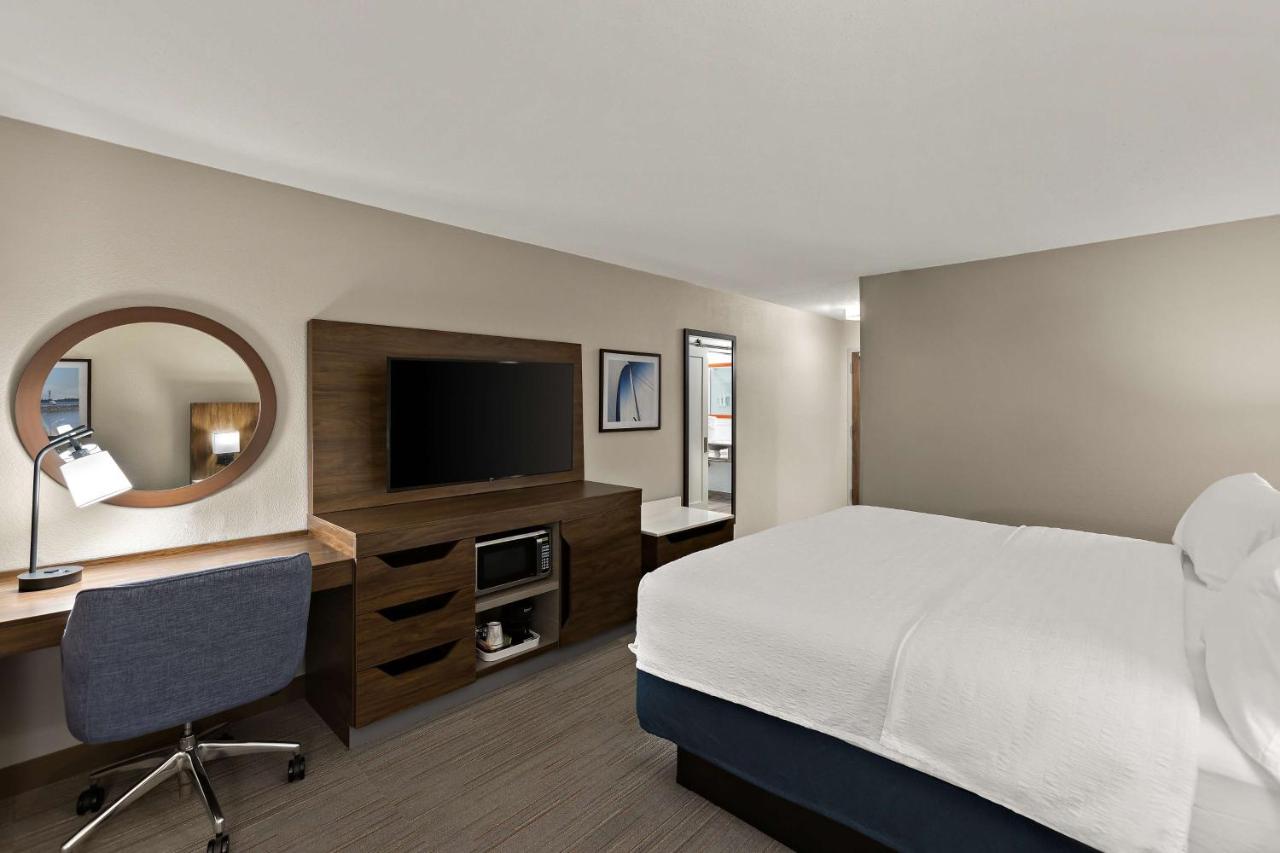 King Room - Non-Smoking at Hampton Inn & Suites by Hilton Petoskey