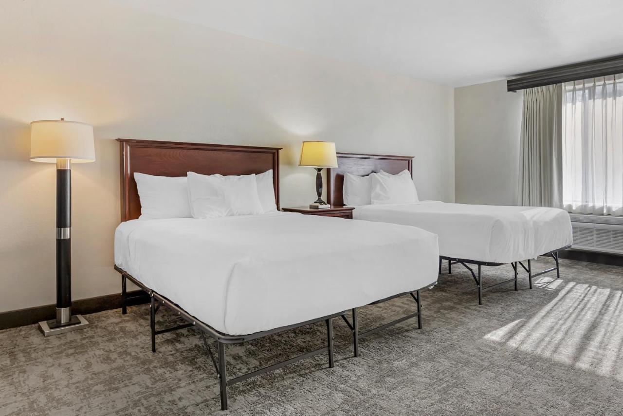 Queen Room - Disability Access at Seaport Inn and Suites