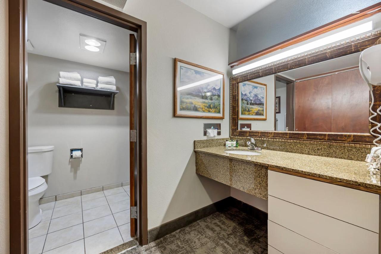 Suite at Seaport Inn and Suites