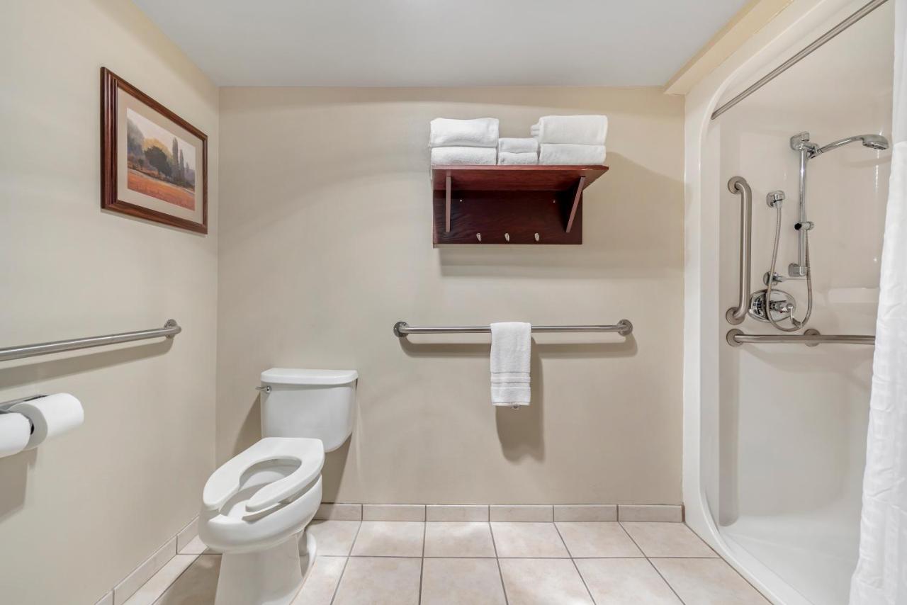 Queen Room - Disability Access at Seaport Inn and Suites