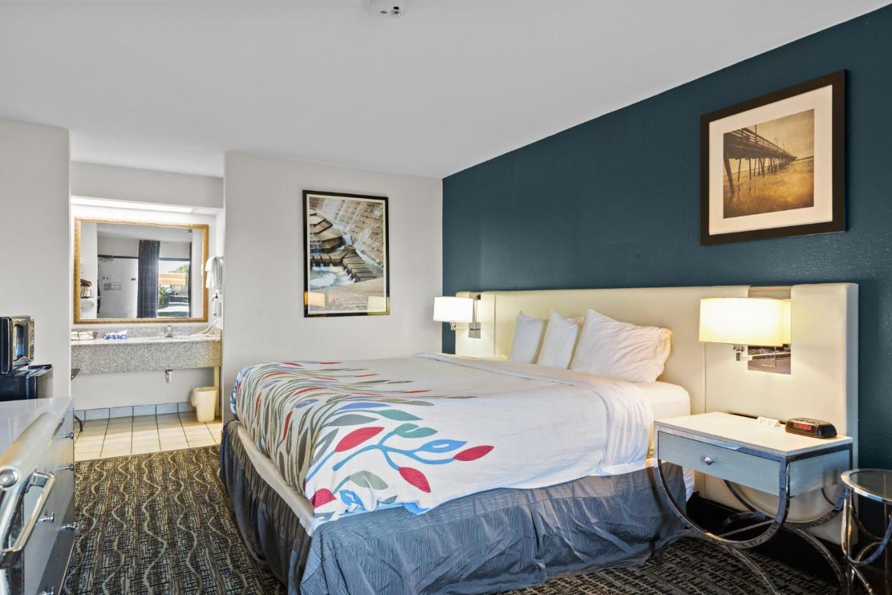 Standard King Room at Garnet Inn & Suites, Morehead City near Atlantic Beach