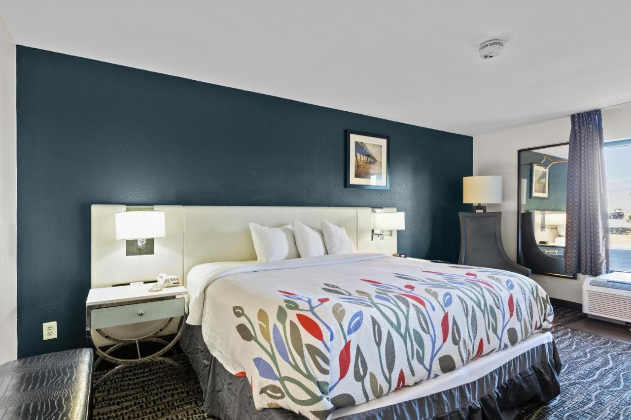 Standard King Room at Garnet Inn & Suites, Morehead City near Atlantic Beach