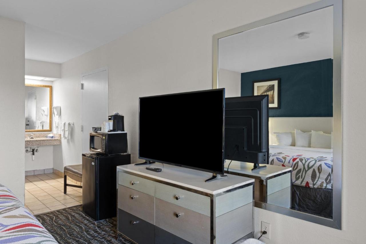 King Room - Disability Access at Garnet Inn & Suites, Morehead City near Atlantic Beach