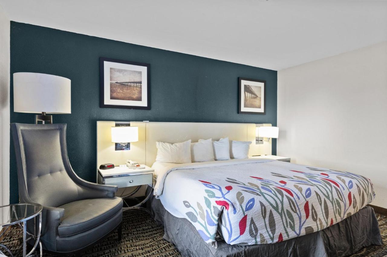 King Room - Disability Access at Garnet Inn & Suites, Morehead City near Atlantic Beach