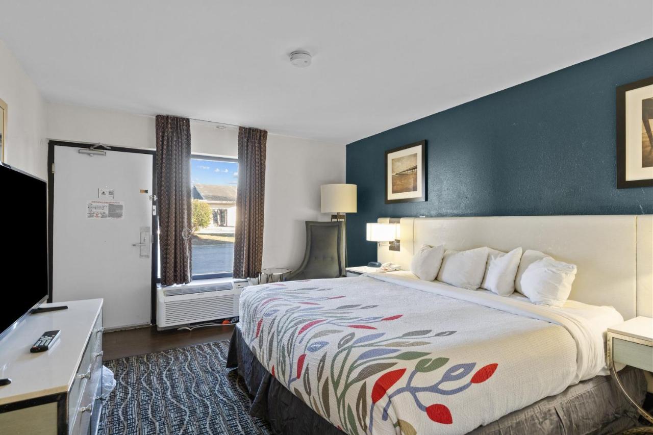 King Room - Disability Access at Garnet Inn & Suites, Morehead City near Atlantic Beach