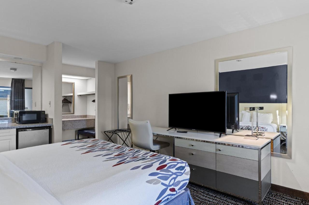 Deluxe Family Suite at Garnet Inn & Suites, Morehead City near Atlantic Beach