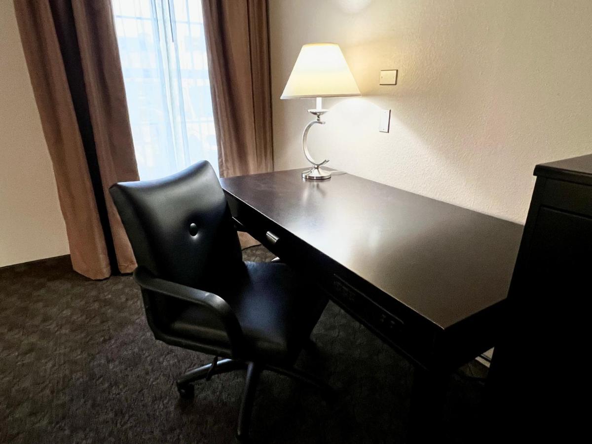 Deluxe King Room at La Quinta Inn & Suites by Wyndham Pharr RGV Medical Center