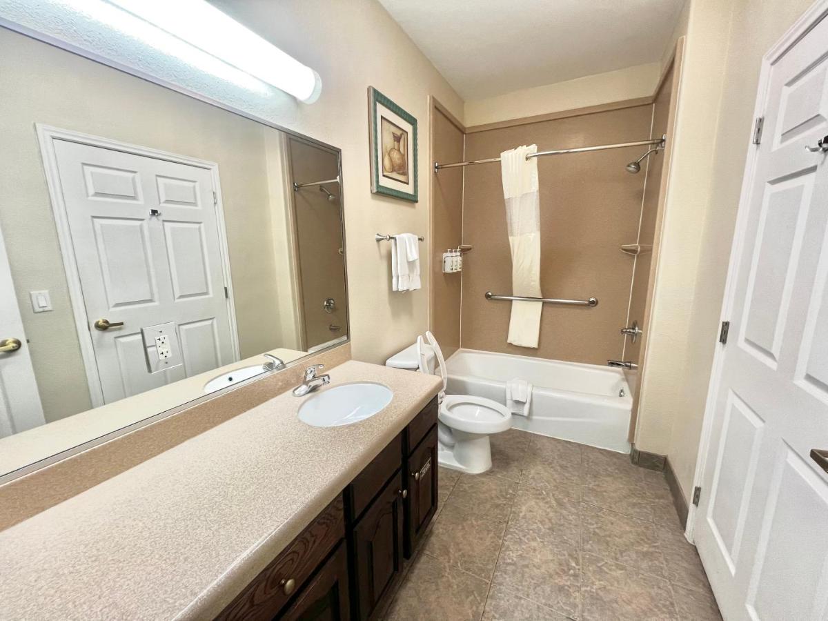 Room #46395737 at La Quinta Inn & Suites by Wyndham Pharr RGV Medical Center