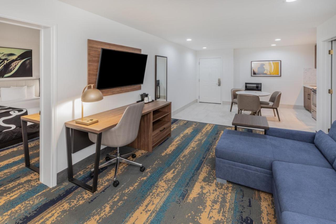 Room #46395738 at La Quinta Inn & Suites by Wyndham Pharr RGV Medical Center