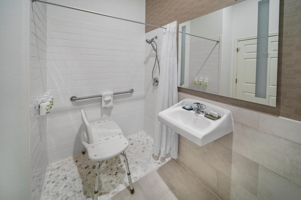 Deluxe King Studio Suite with Roll-In Shower - Mobility/Hearing Access - Non-Smoking at La Quinta Inn & Suites by Wyndham Pharr RGV Medical Center