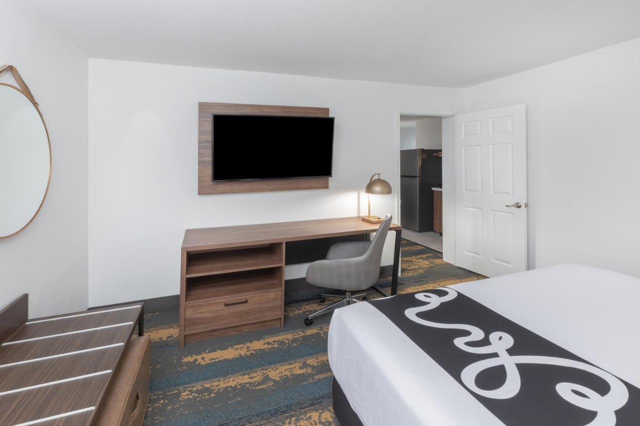 Deluxe King Suite at La Quinta Inn & Suites by Wyndham Pharr RGV Medical Center