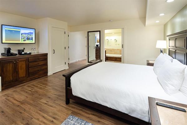 King Room with Fireplace at The Quail