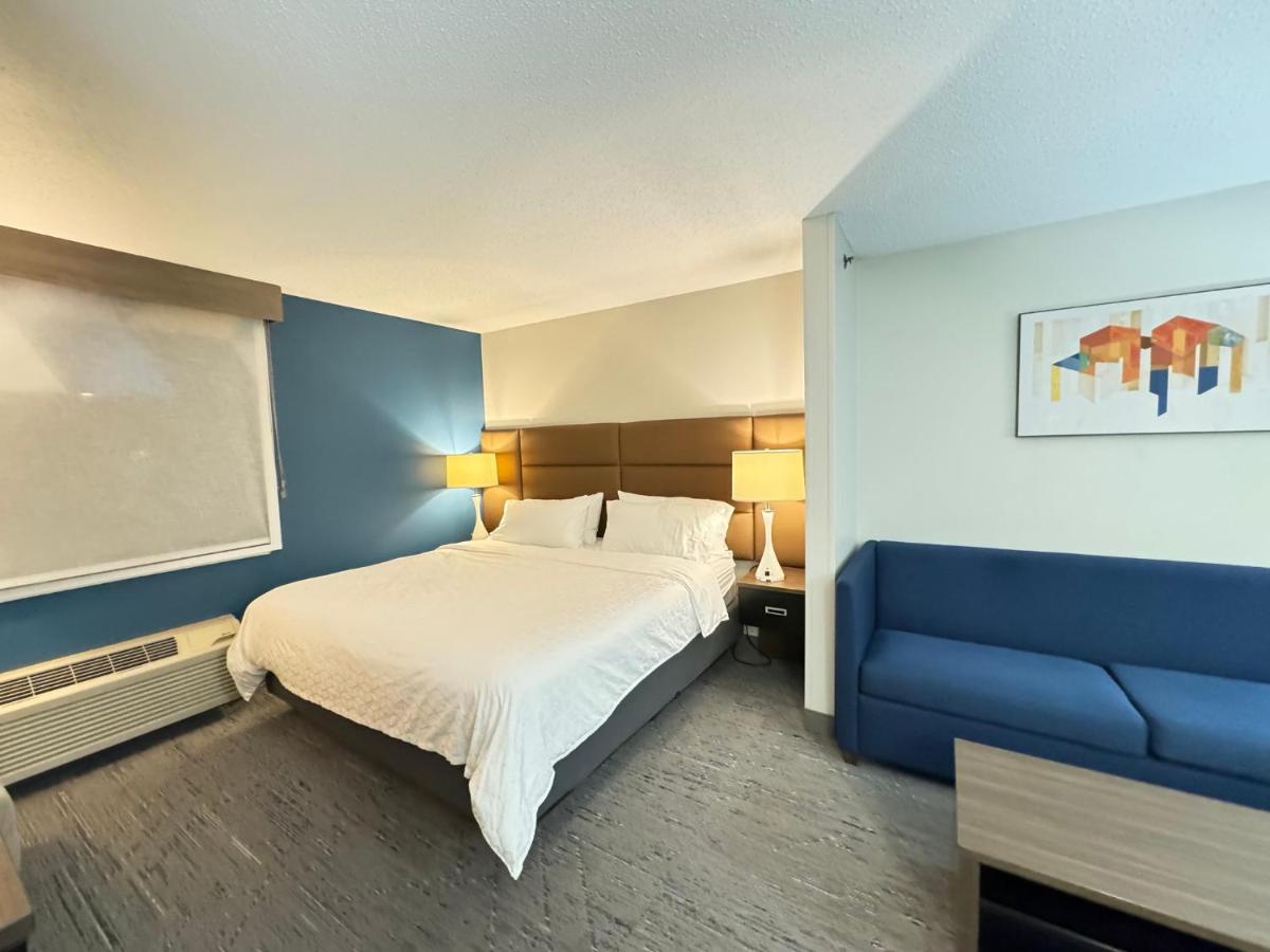 One-Bedroom Suite at Holiday Inn Express Hotel & Suites St. Paul-Woodbury by IHG