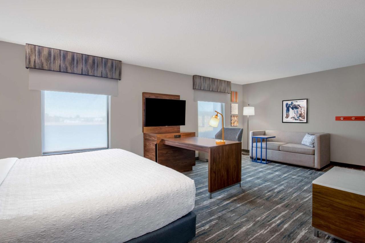 King Studio Suite with Sofabed- Hearing Accessible at Hampton Inn & Suites Muncie