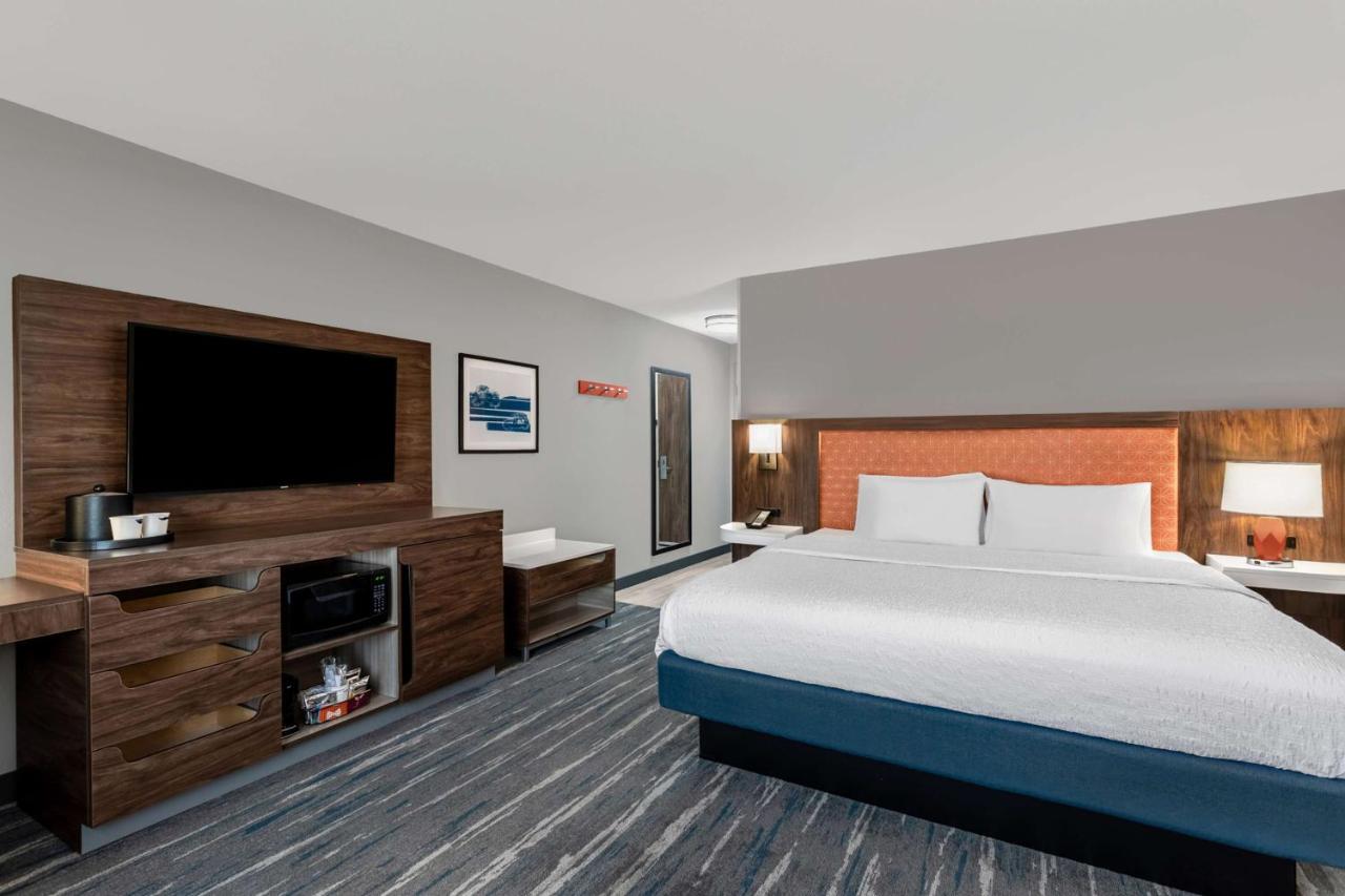 King Room at Hampton Inn & Suites Richmond, IN