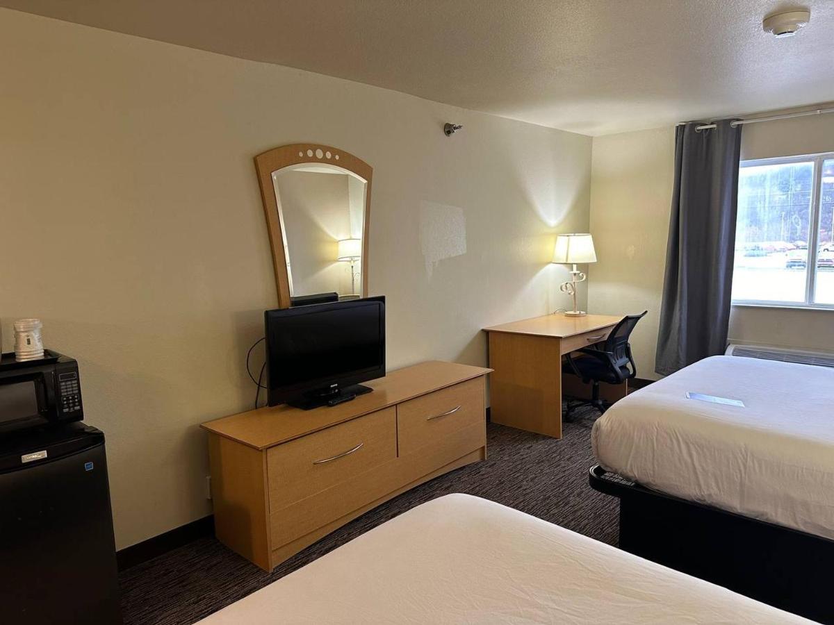Queen Room with Two Queen Beds and Roll-In Shower - Mobility Accessible/Non-Smoking at Baymont by Wyndham Lawrenceburg