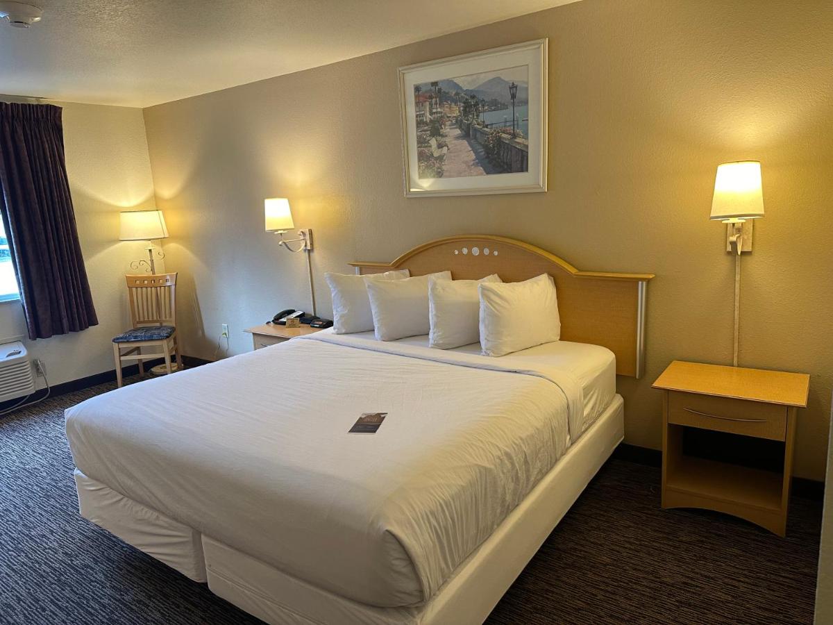 King Room with Bath Tub - Mobility Accessible/Non-Smoking at Baymont by Wyndham Lawrenceburg