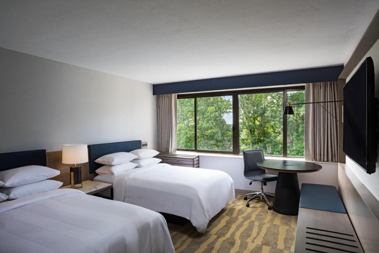 Guest room, 2 Double at Portland Sheraton at Sable Oaks