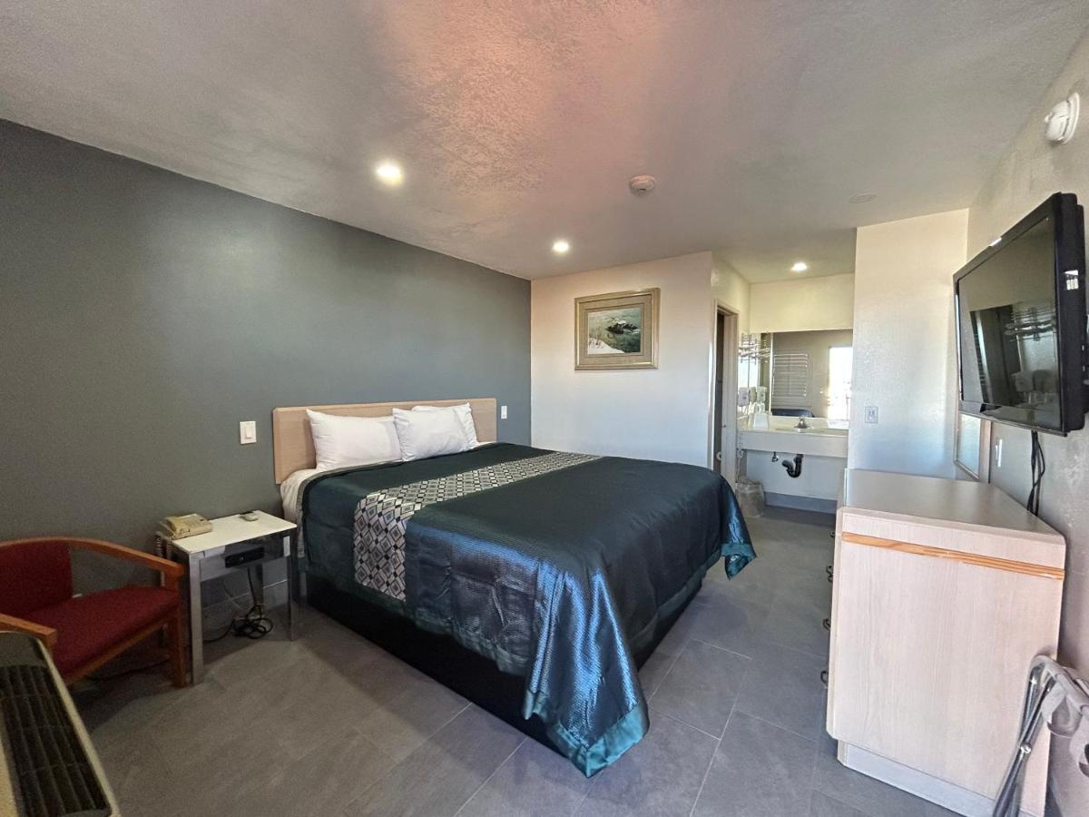 | California Inn Hotel and Suites Adelanto US 395