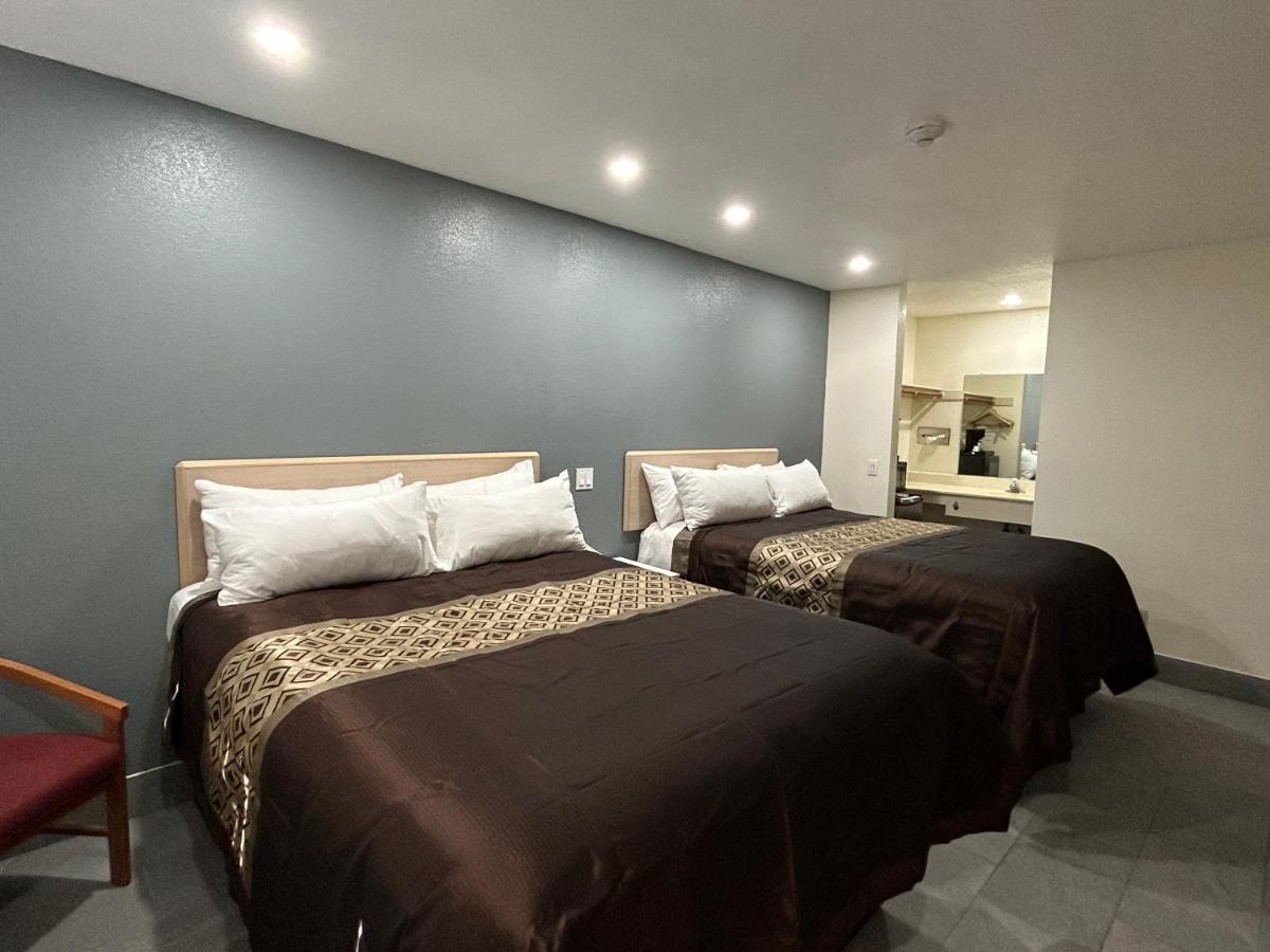 | California Inn Hotel and Suites Adelanto US 395
