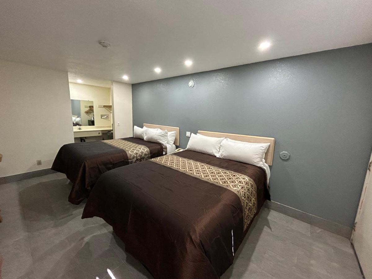 | California Inn Hotel and Suites Adelanto US 395