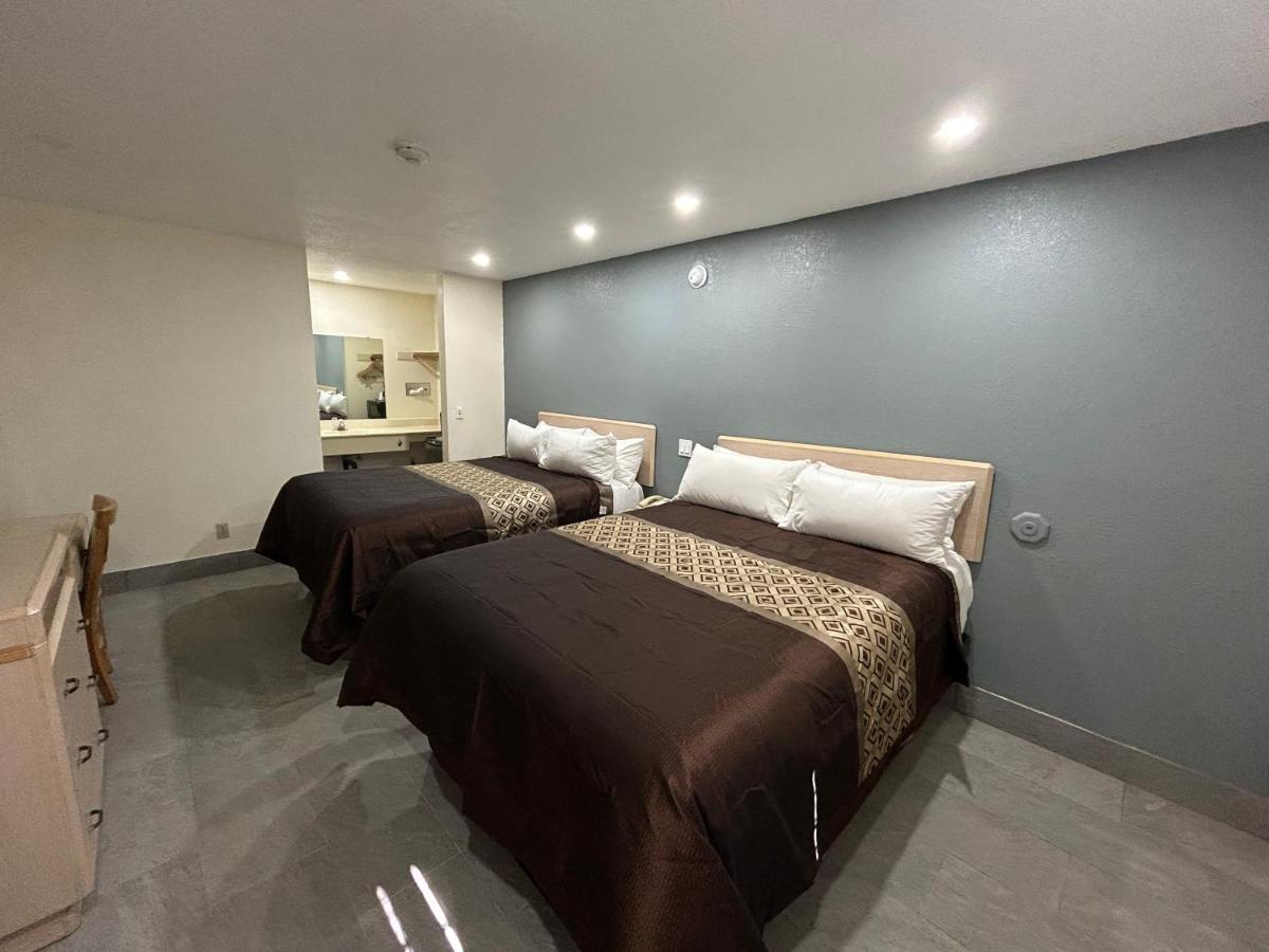 | California Inn Hotel and Suites Adelanto US 395