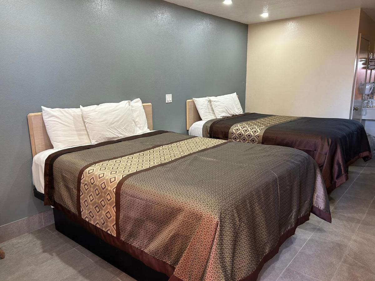 | California Inn Hotel and Suites Adelanto US 395