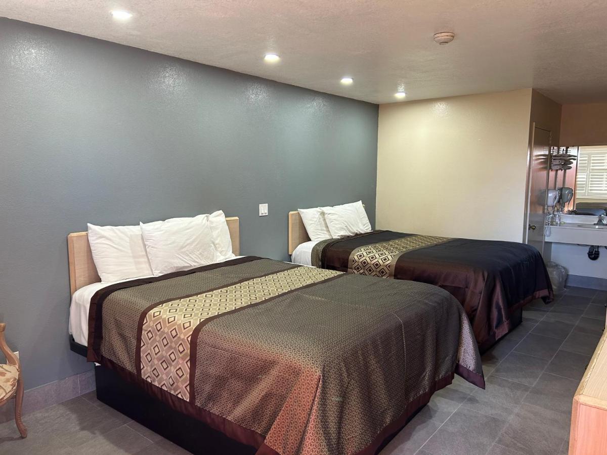 | California Inn Hotel and Suites Adelanto US 395