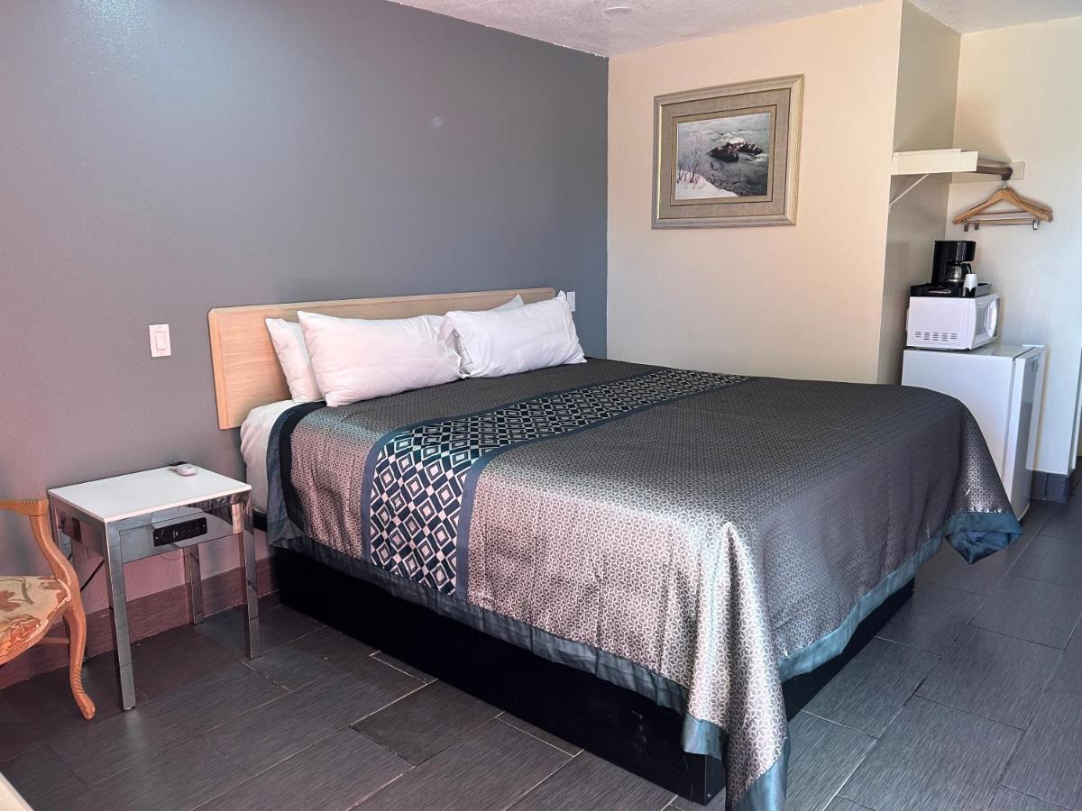 | California Inn Hotel and Suites Adelanto US 395