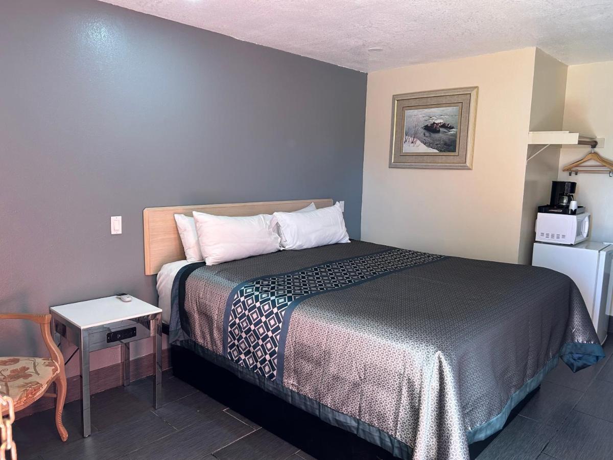 | California Inn Hotel and Suites Adelanto US 395